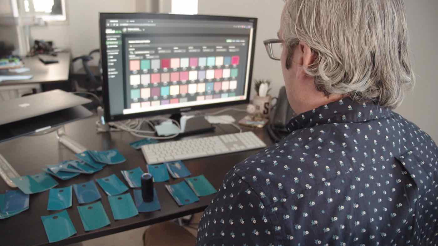 Catálogo digital de colores en computadora y muestras físicas