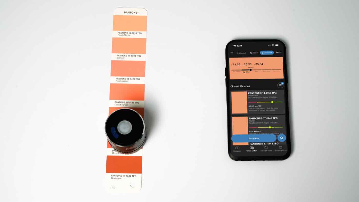 Colorímetro midiendo una carta de color junto a la app