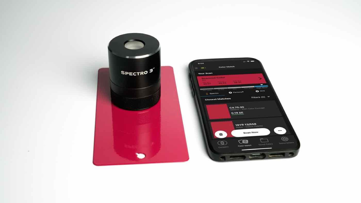 Spectro 3 midiendo una placa roja junto a la app