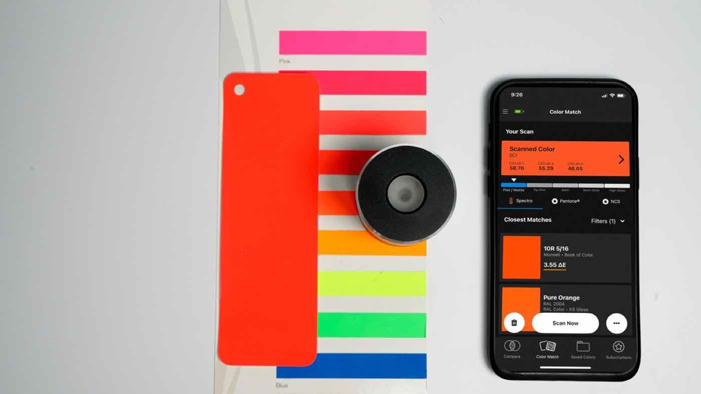 Medición de color de una muestra roja junto a la app