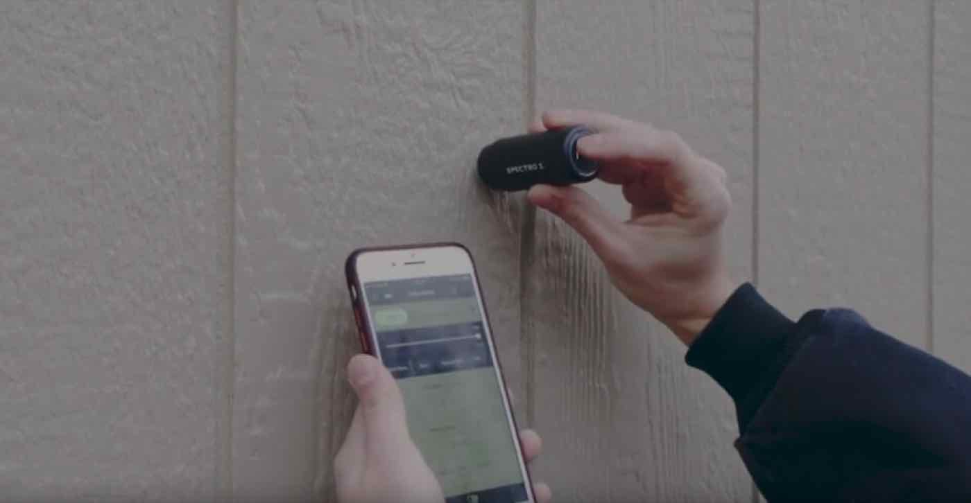 Midiendo el color de un muro con el espectrofotómetro